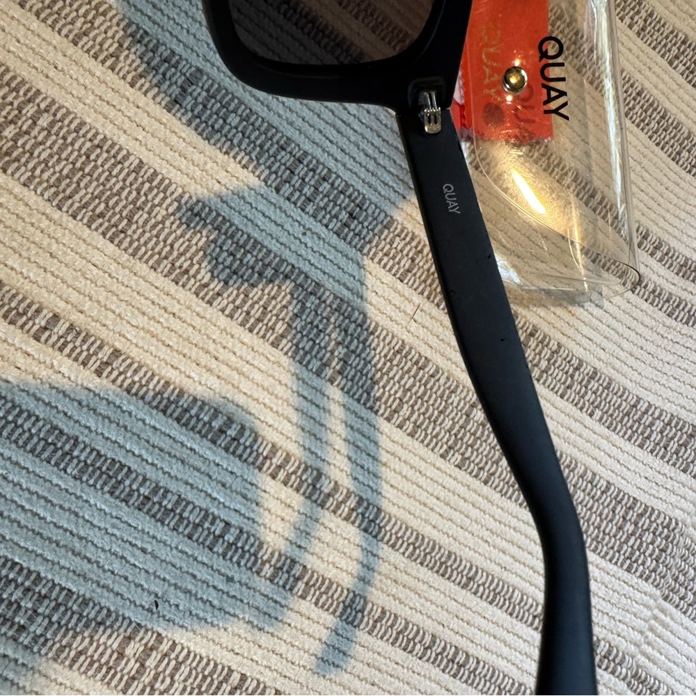 Quay Black Oversized Sunglasses - Picture 3 of 4